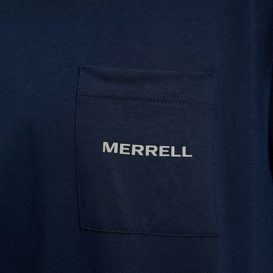 camiseta masculina de manga curta com bolso e modelagem relaxada - azul marinho noite