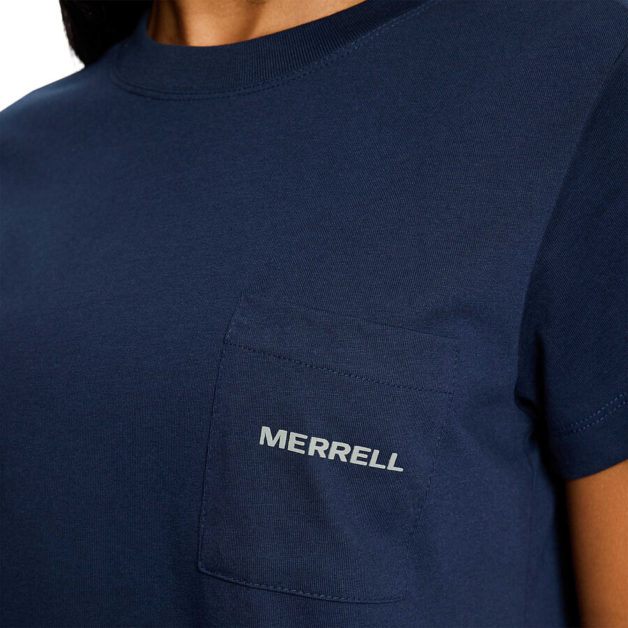 camiseta feminina de manga curta com bolso e modelagem relaxada - azul marinho noite